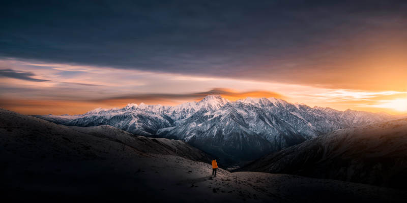雪山落日 孤影前行图片