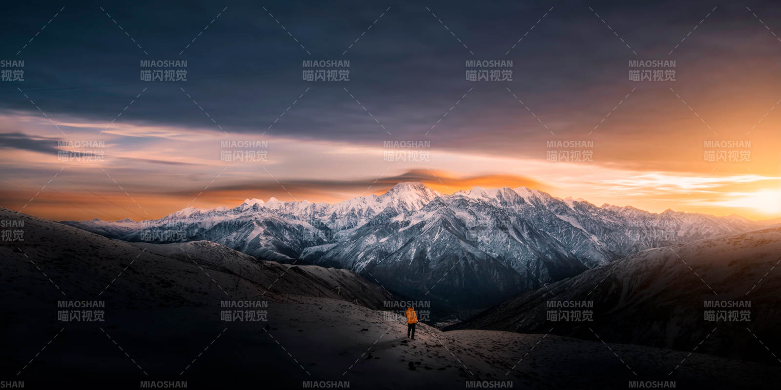 雪山落日 孤影前行图片