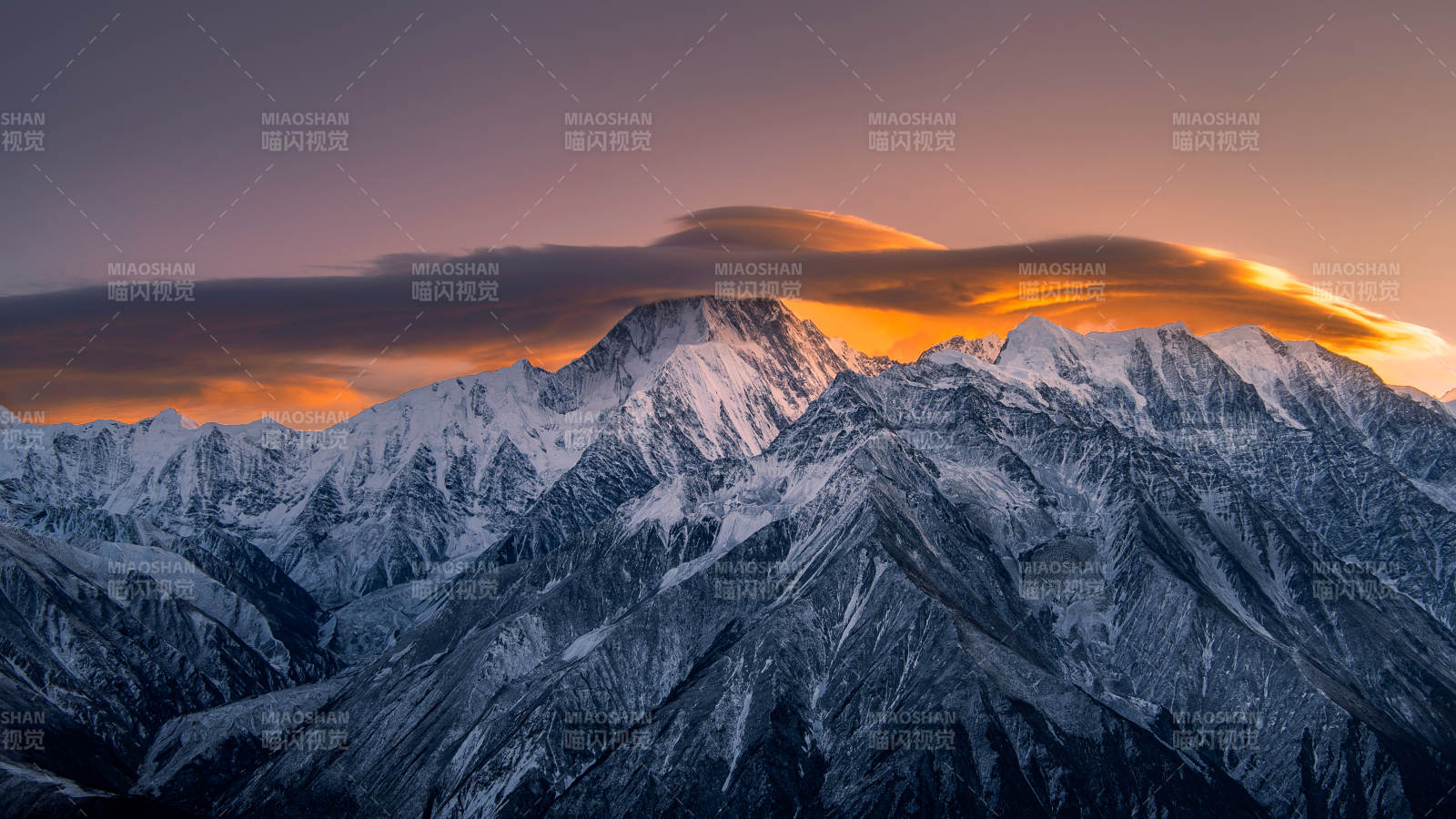 雪山晨曦 云海奇观图片