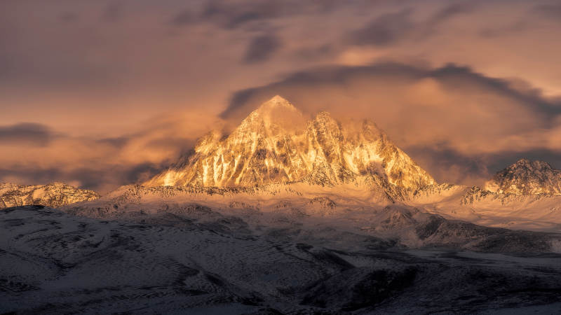 雪山晨曦 云雾缭绕图片