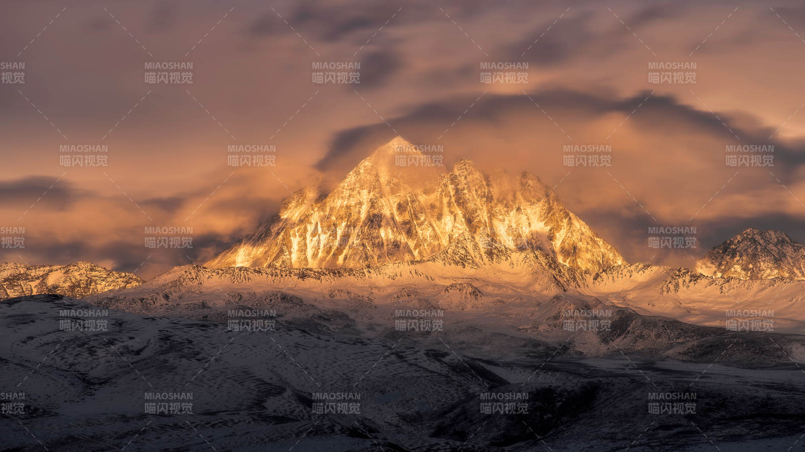 雪山晨曦 云雾缭绕图片