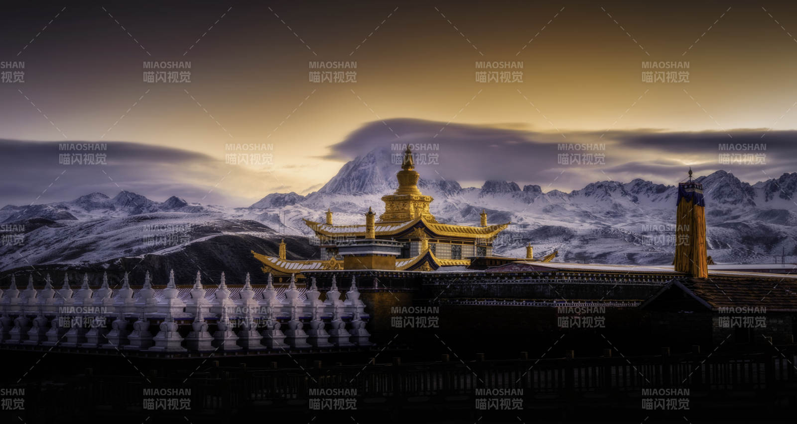 雪山下的金色寺庙图片