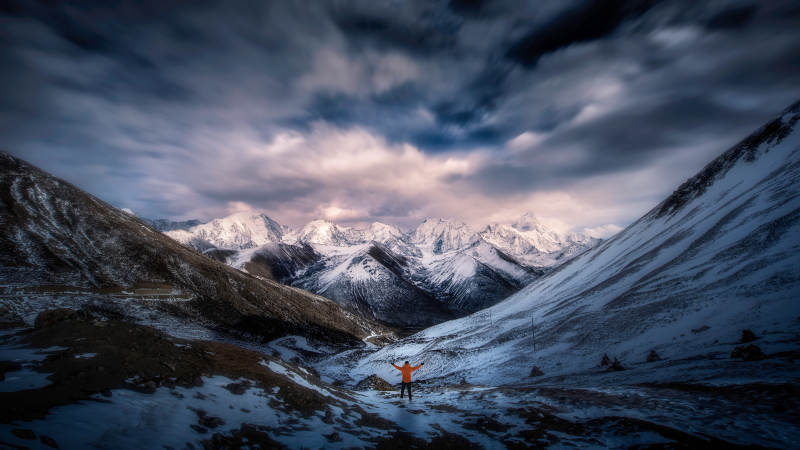 雪山之巅 拥抱自然图片