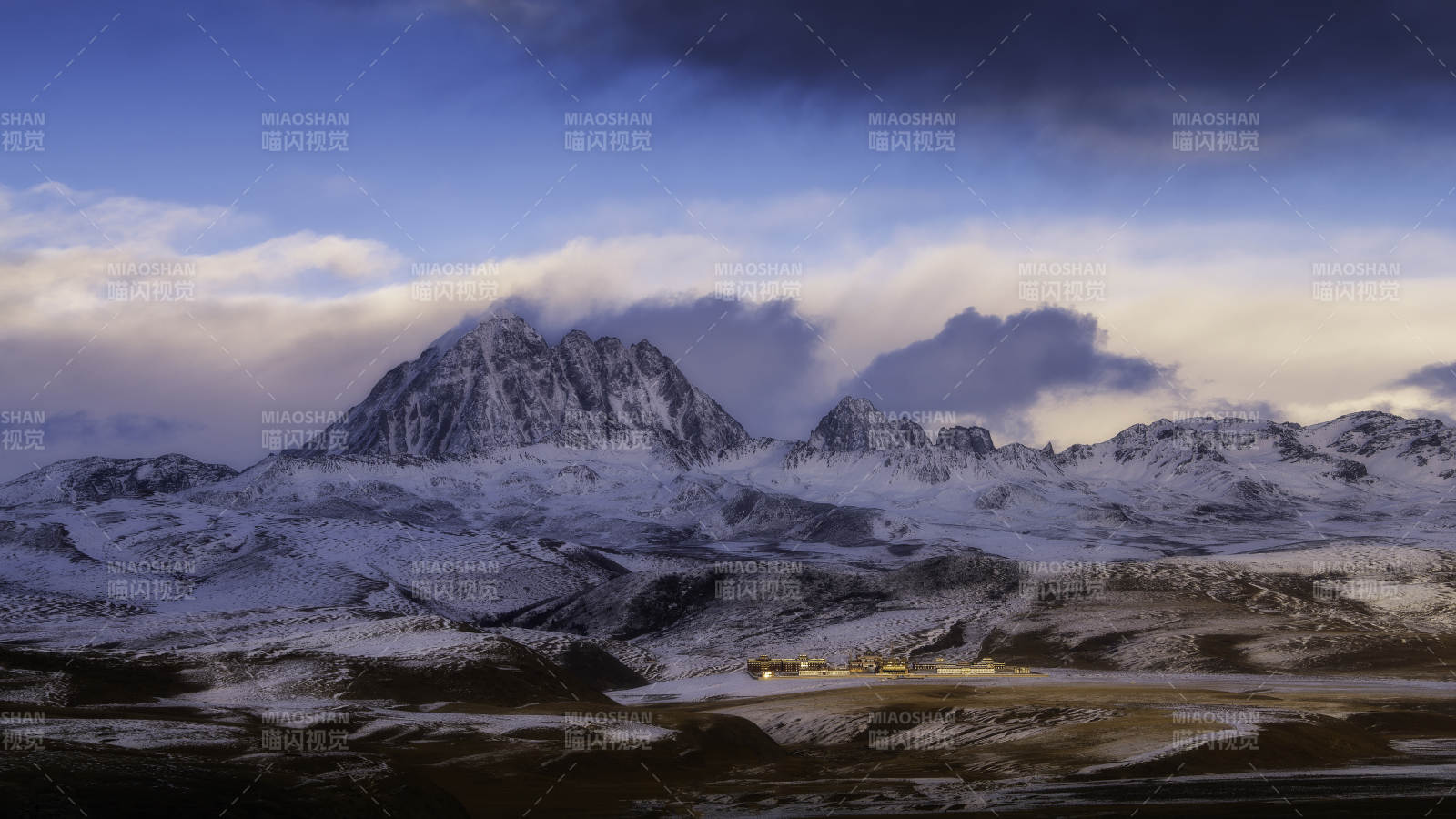 雪山黄昏 云影缭绕图片