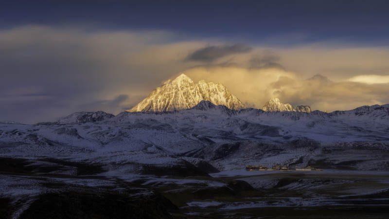 雪山晨曦 云雾缭绕图片