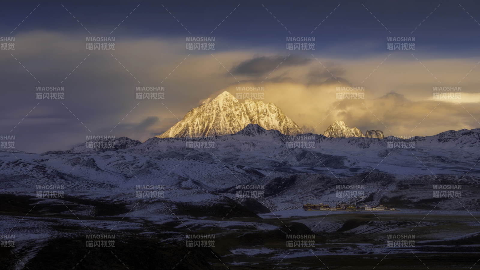 雪山晨曦 云雾缭绕图片