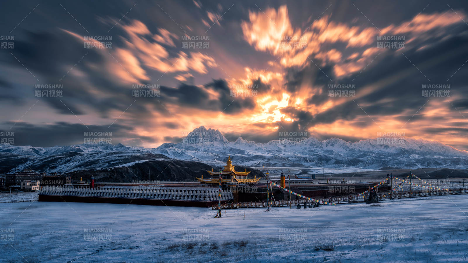雪山下的金色寺庙图片