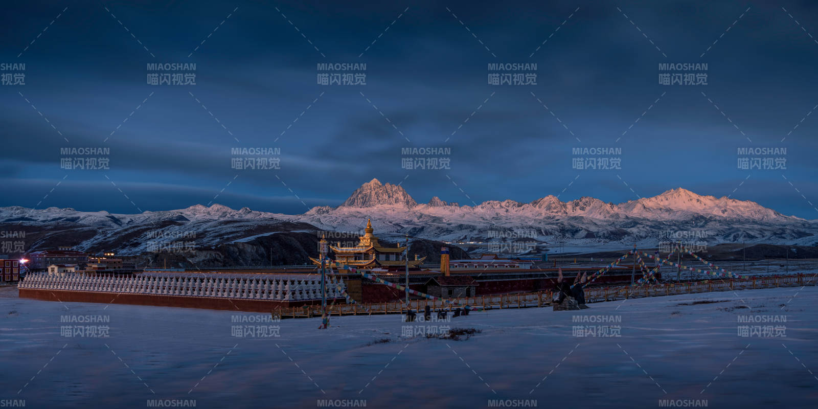 雪山下的寺庙晨景图片