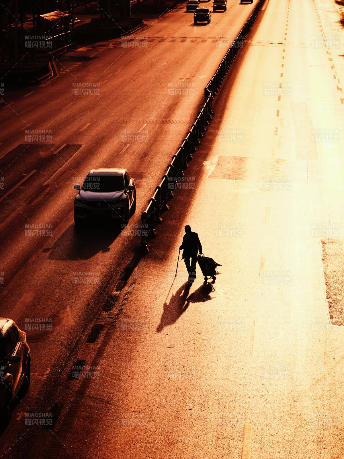 夕阳下的行人与车流图片