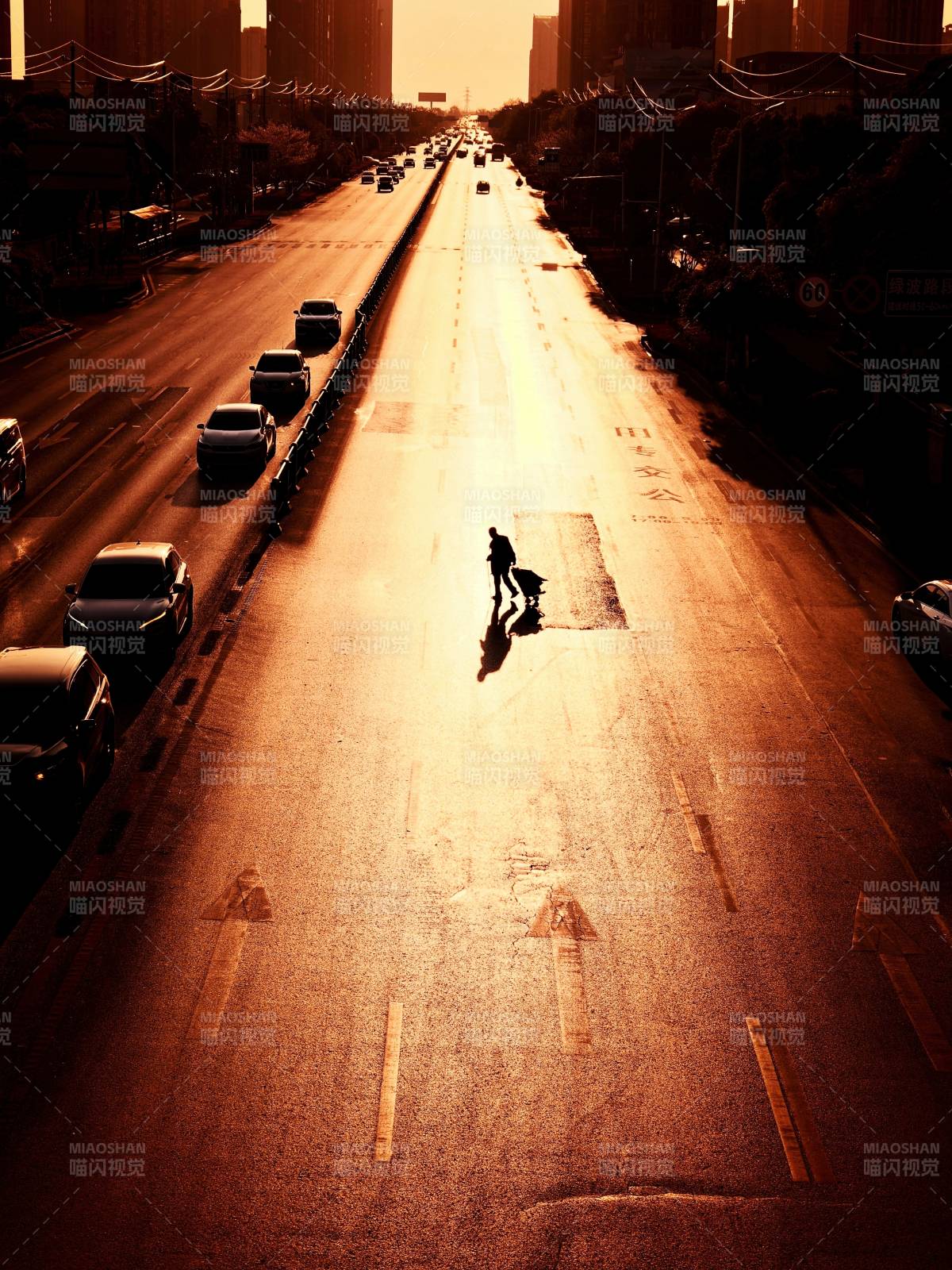 夕阳下的城市街道剪影图片