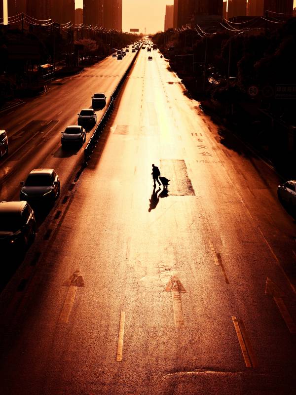 夕阳下的城市街道剪影图片