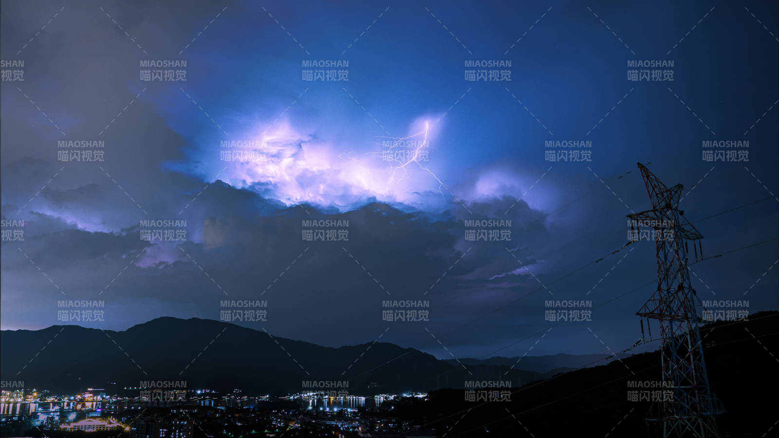 夜空闪电 城市静谧图片