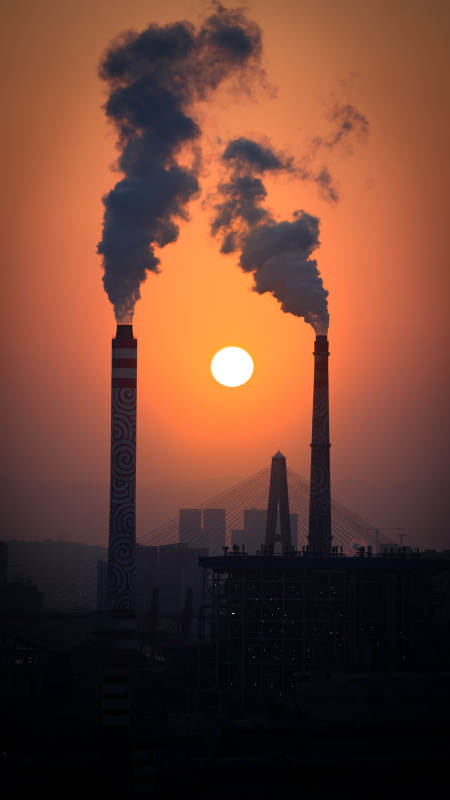 夕阳下的工业烟囱图片
