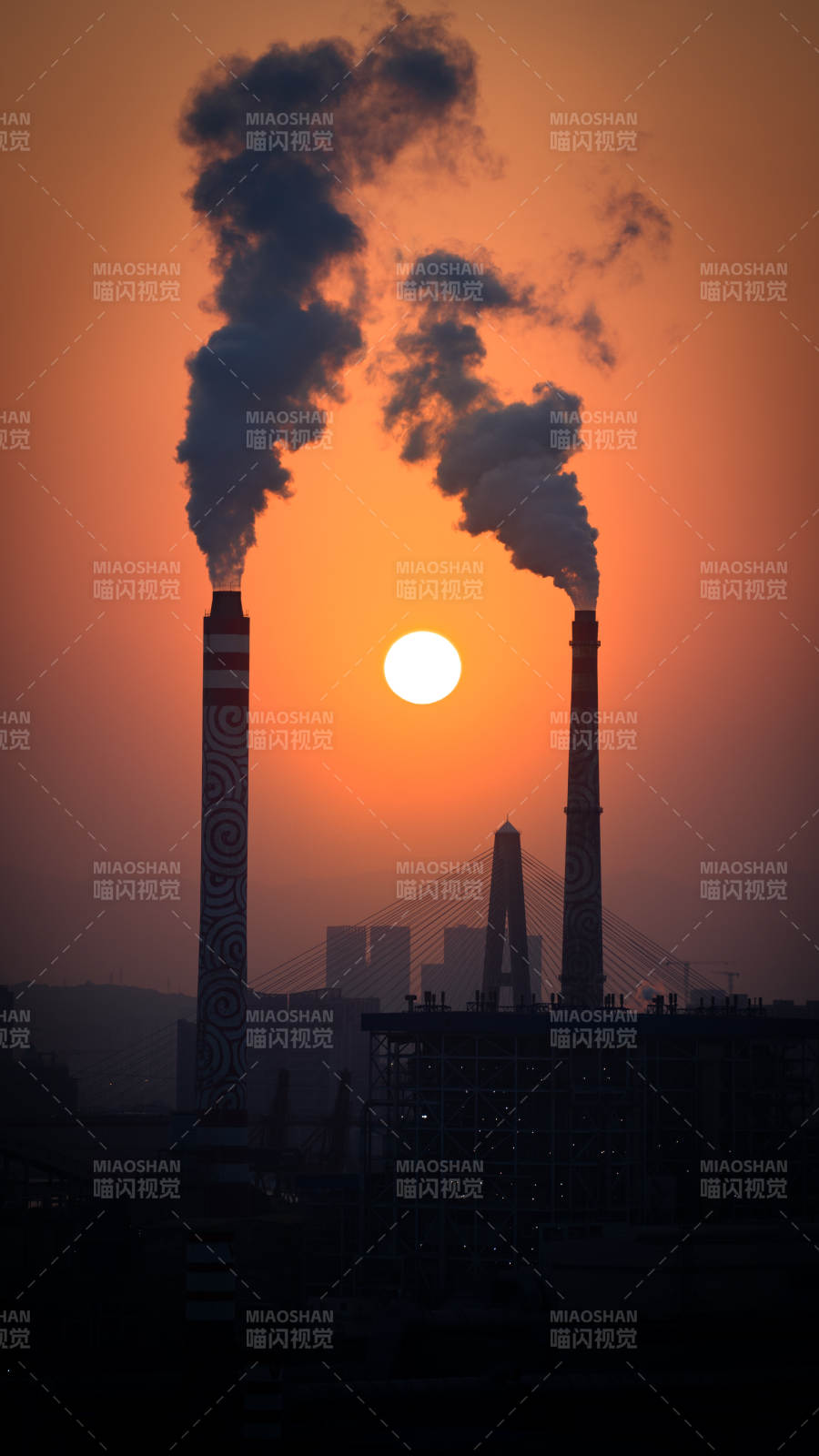 夕阳下的工业烟囱图片