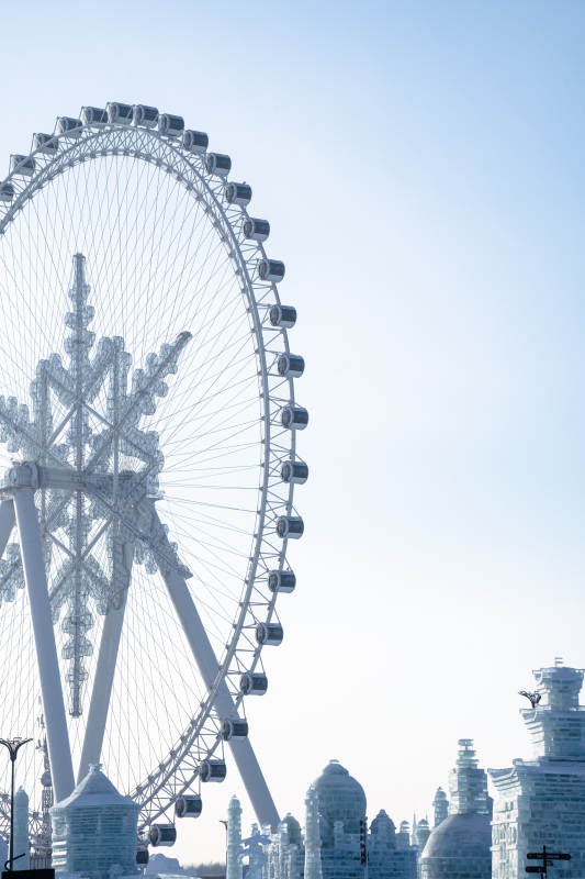冰雪摩天轮与城堡群景图片