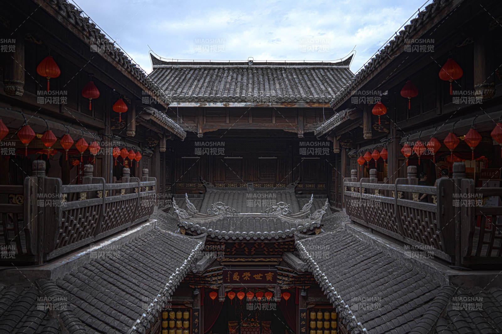 古宅庭院 红灯映衬图片