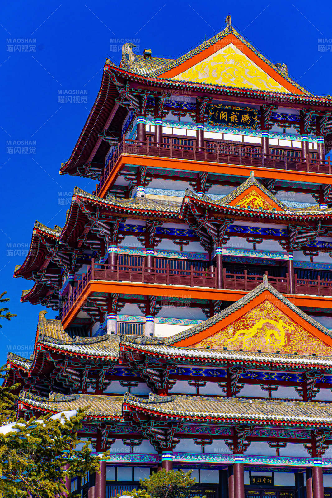 古塔巍峨映蓝天图片