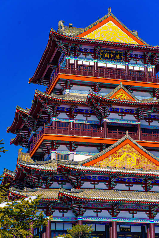 古塔巍峨映蓝天图片