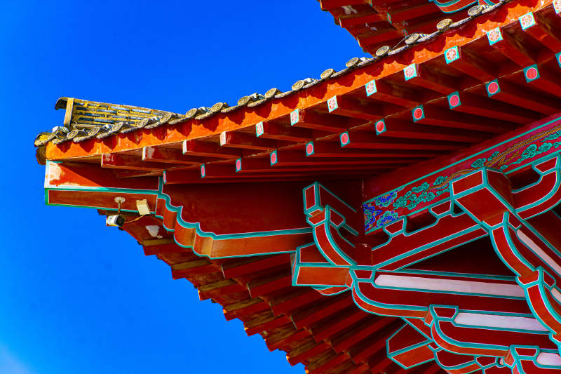 古建筑飞檐翘角蓝天映衬图片