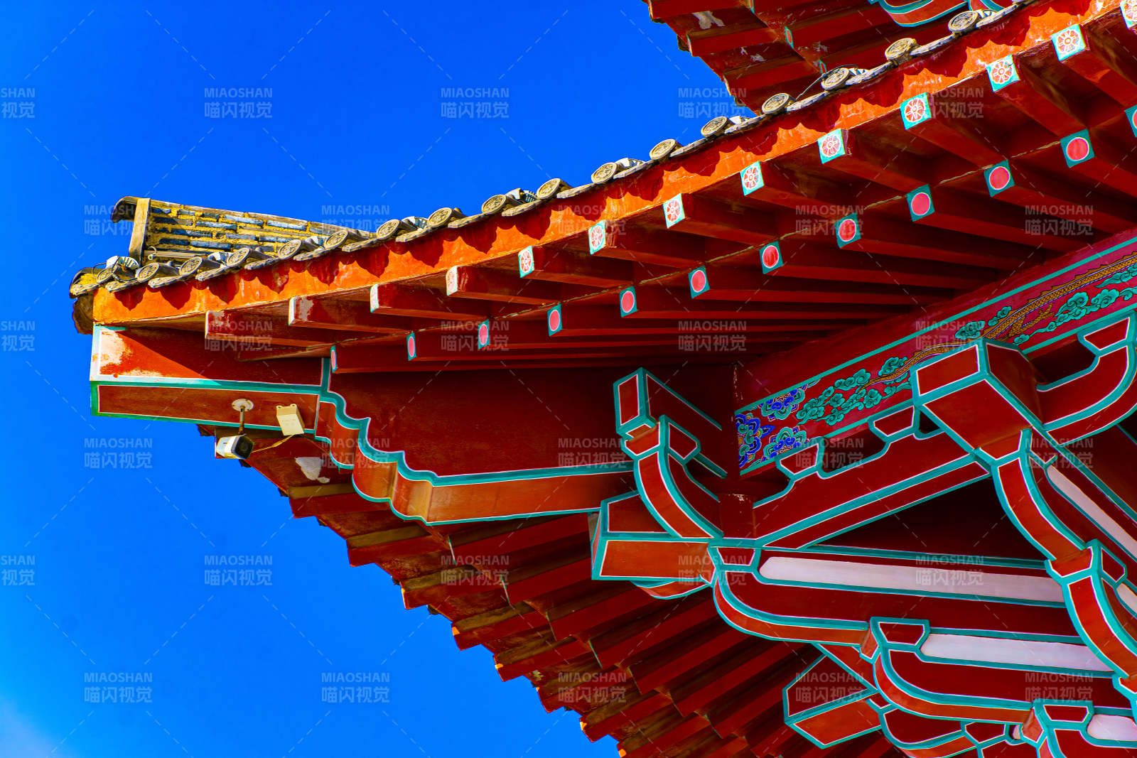 古建筑飞檐翘角蓝天映衬图片