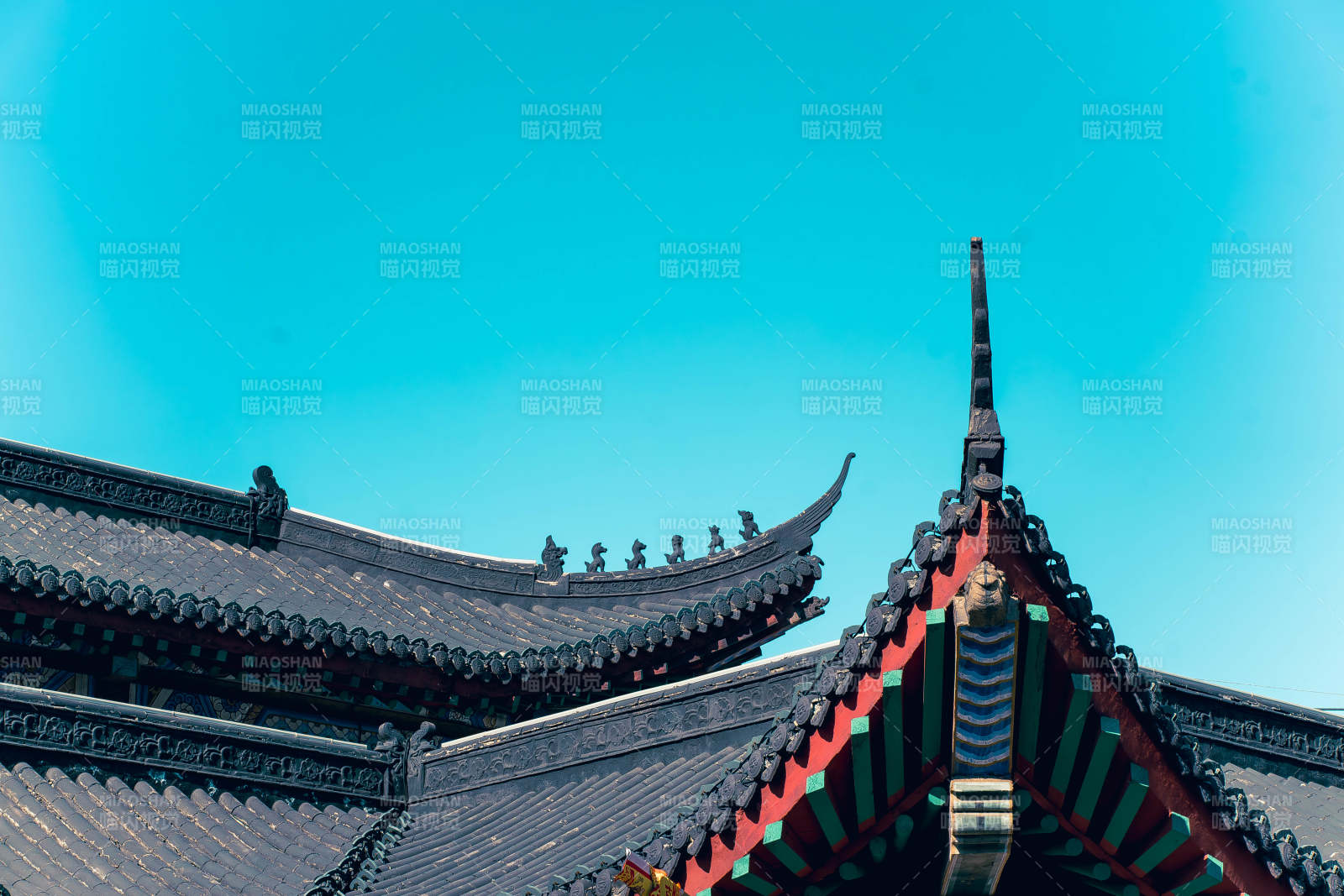 古建筑飞檐翘角蓝天映衬图片