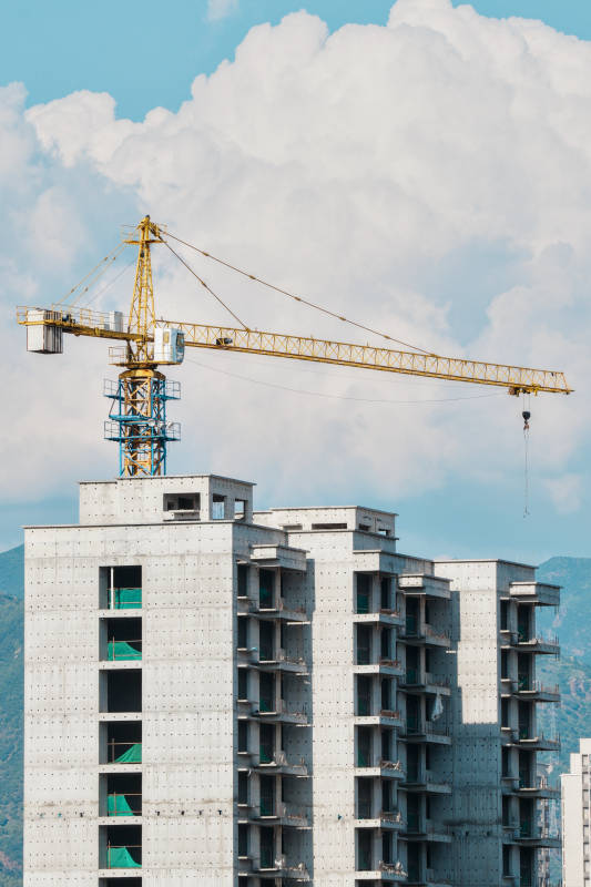 建筑工地与黄色塔吊图片