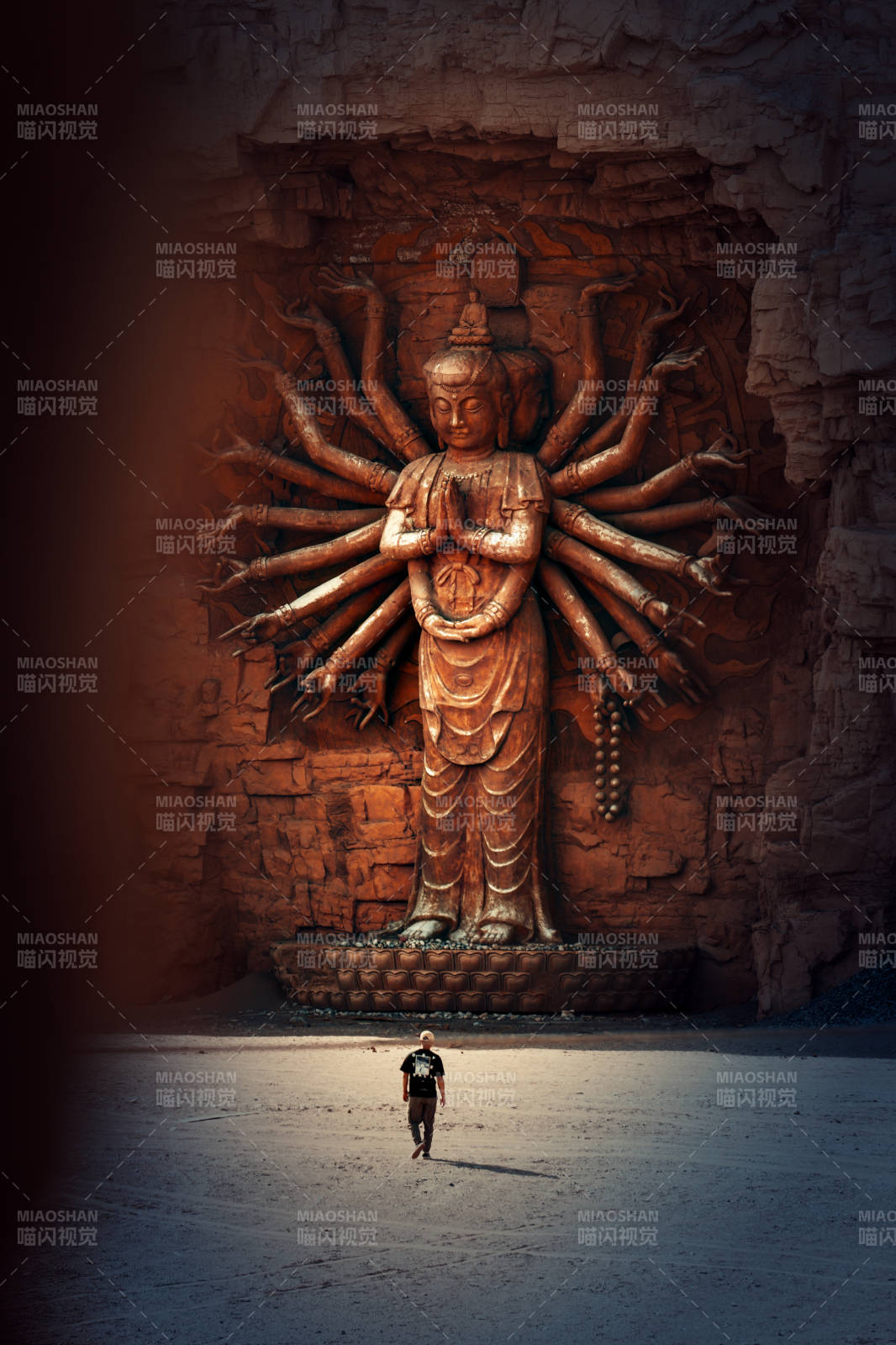 千手观音雕像前的行人图片
