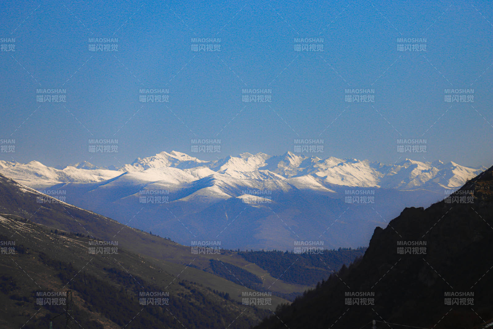 雪山远眺 蓝天映衬图片