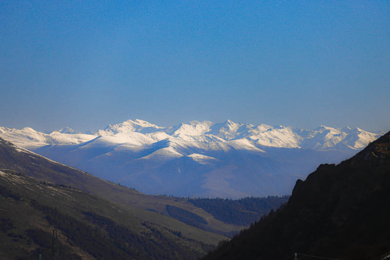 雪山远眺 蓝天映衬图片