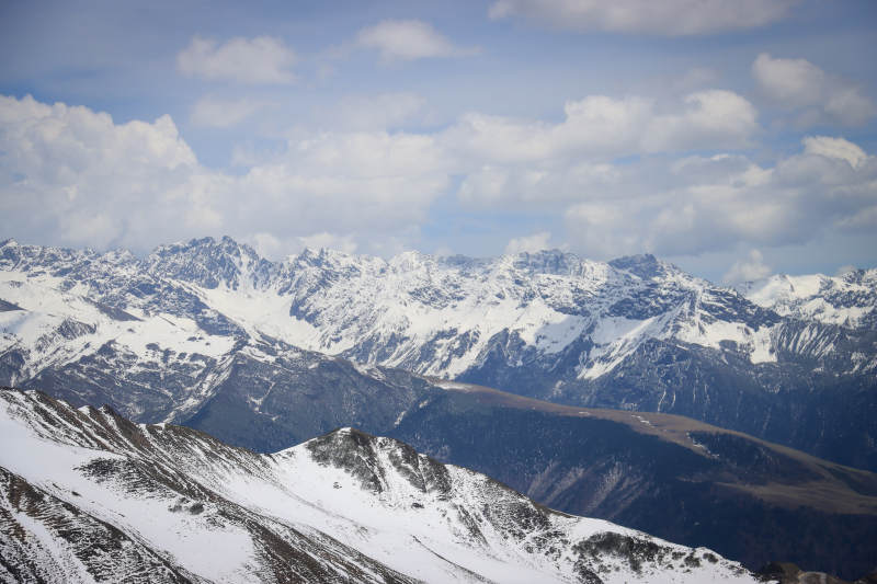 雪山连绵 云海缭绕图片