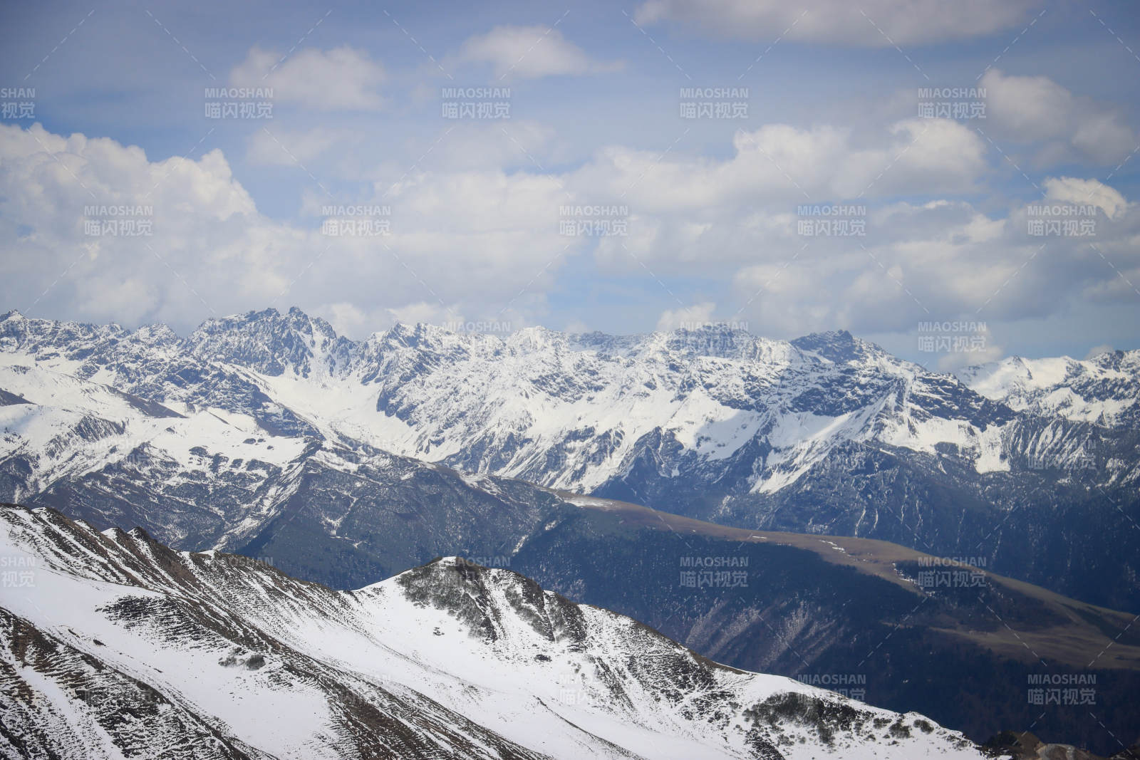 雪山连绵 云海缭绕图片