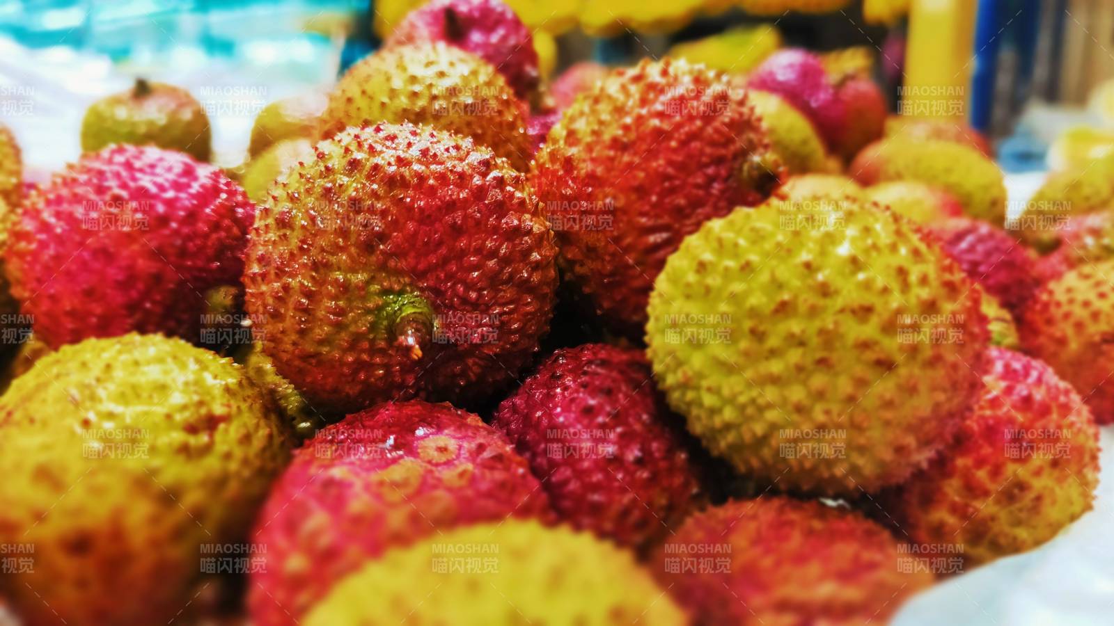 新鲜荔枝堆叠特写图片