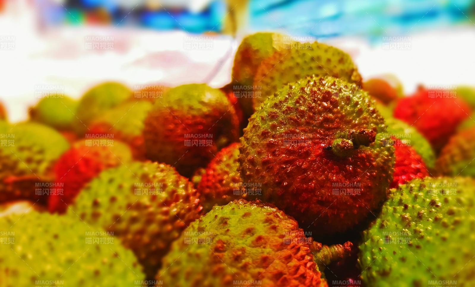 新鲜荔枝堆叠特写图片