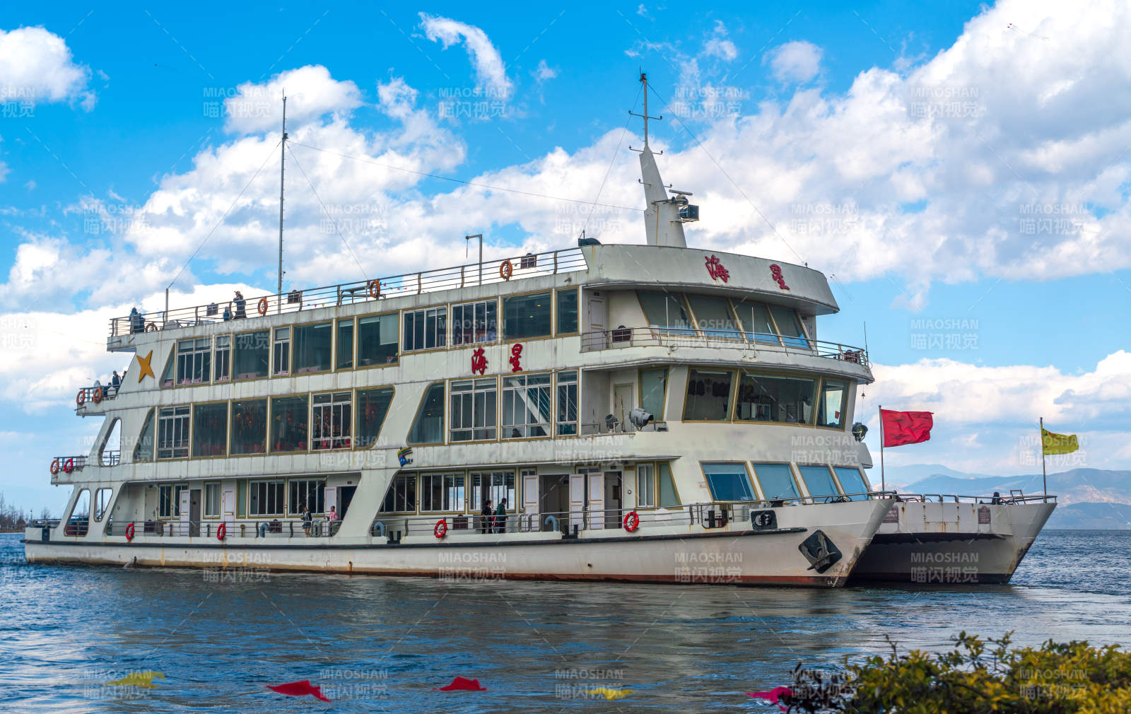 湖上观光游轮航行中图片