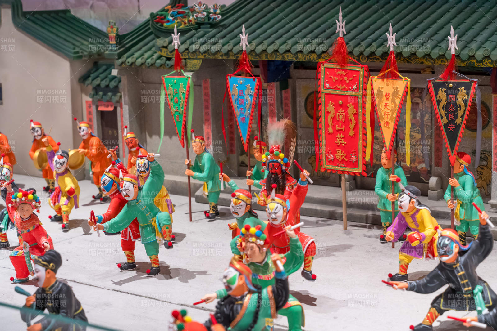 传统舞狮表演热闹非凡图片