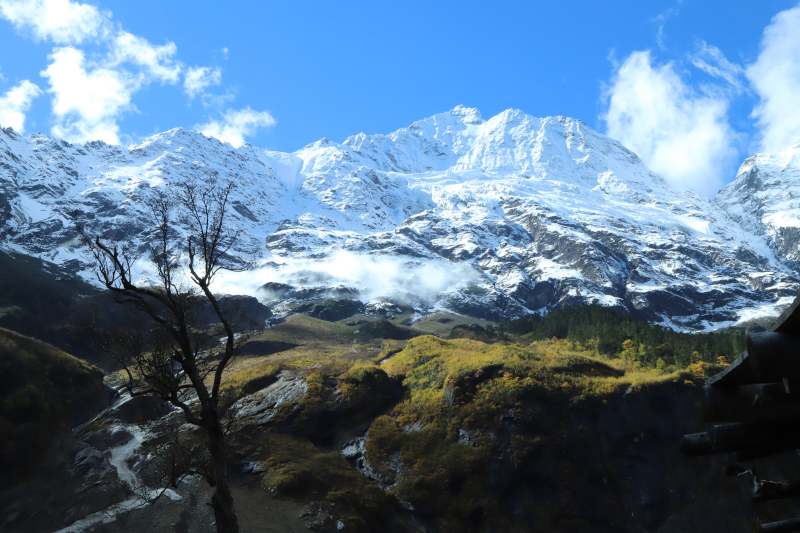 雪山秋景 云雾缭绕图片