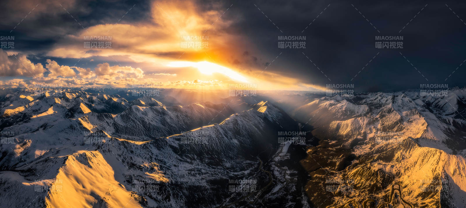 雪山日出 光芒万丈图片