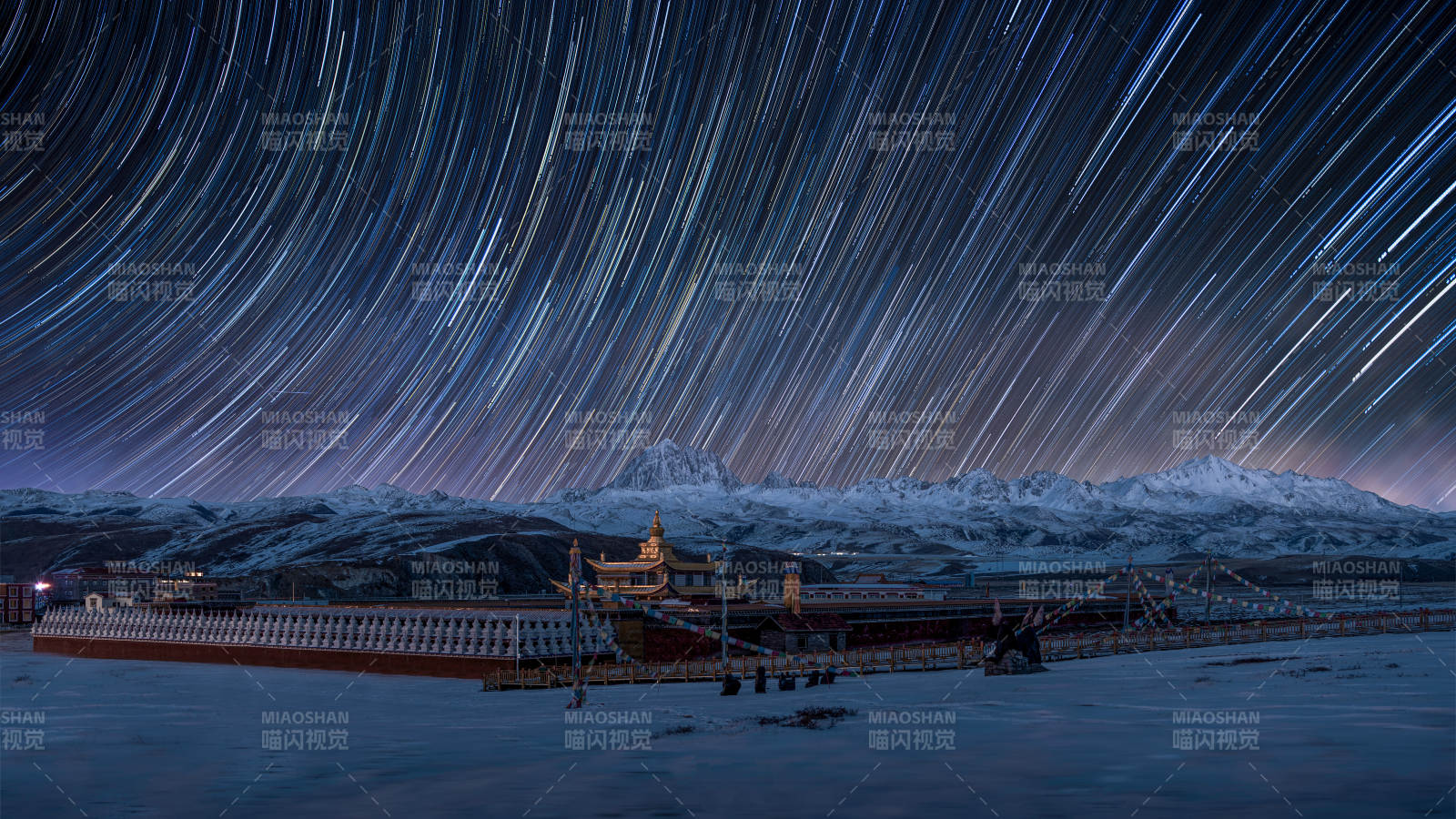星轨下的雪山与建筑图片
