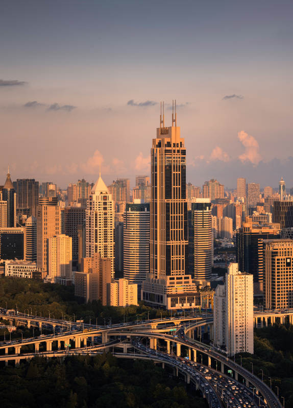 城市天际线与高架桥图片