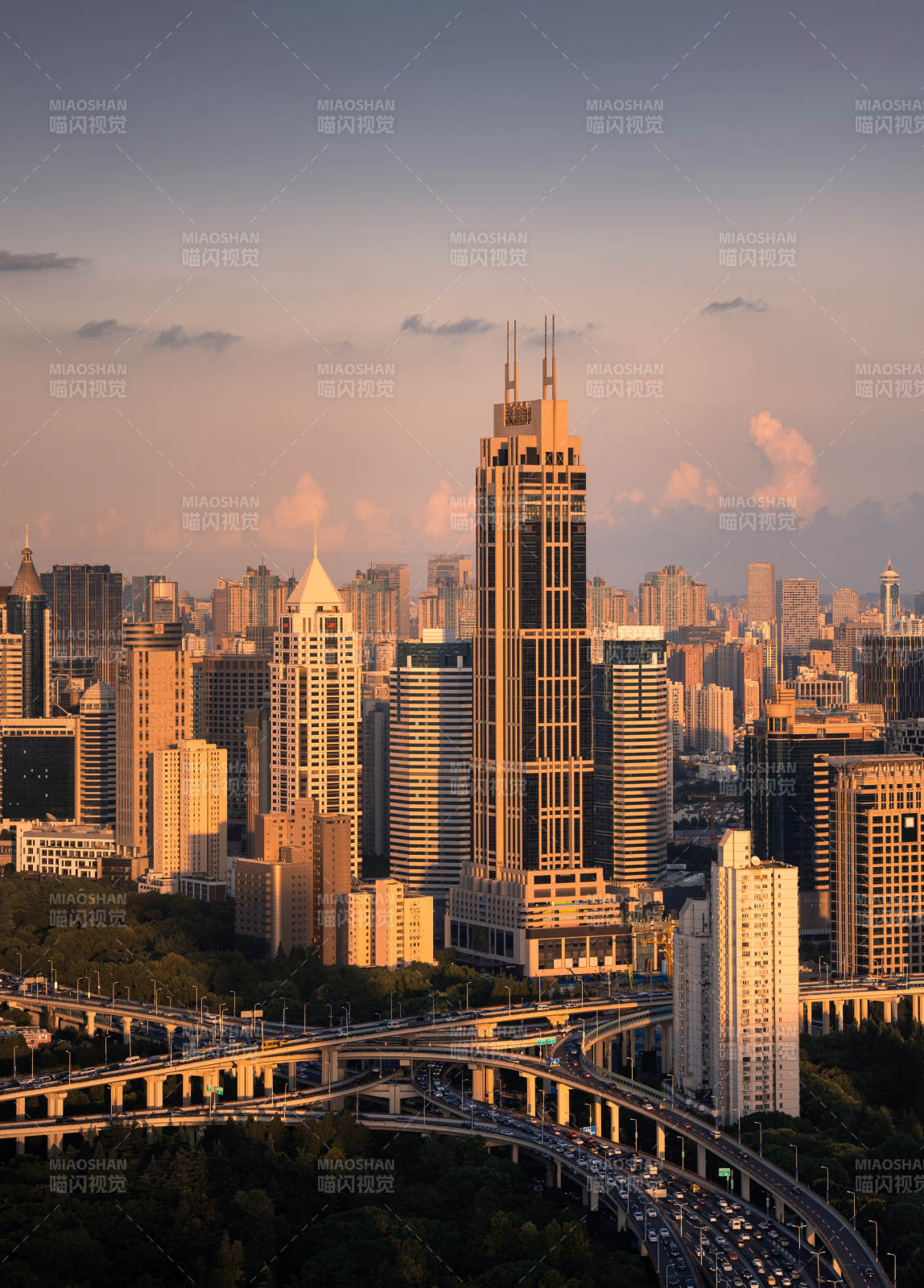 城市天际线与高架桥图片