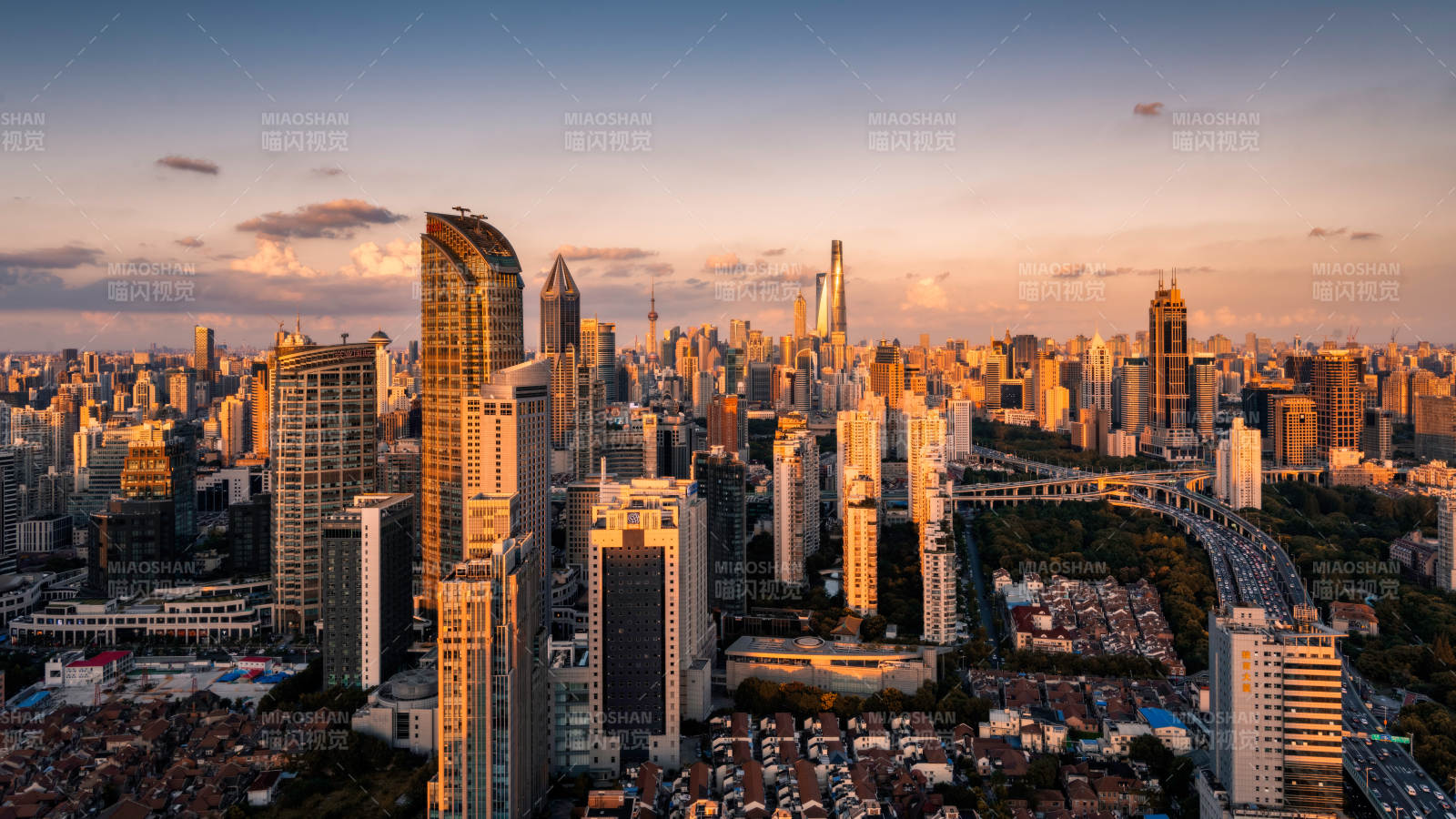 都市黄昏 高楼林立图片