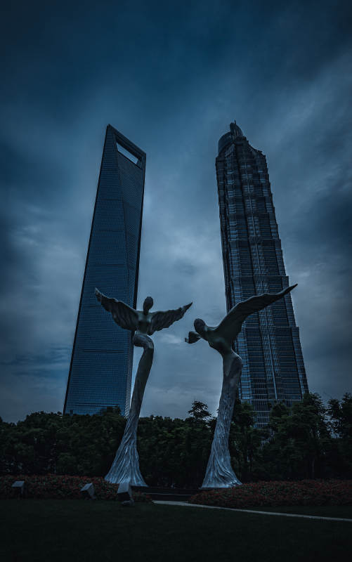 上海双塔与天使雕像图片