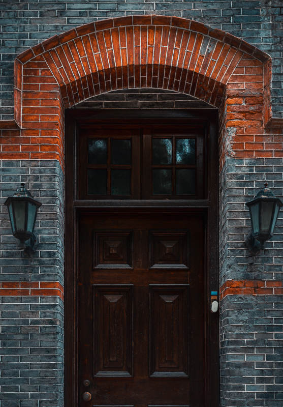 复古砖墙拱门木门图片