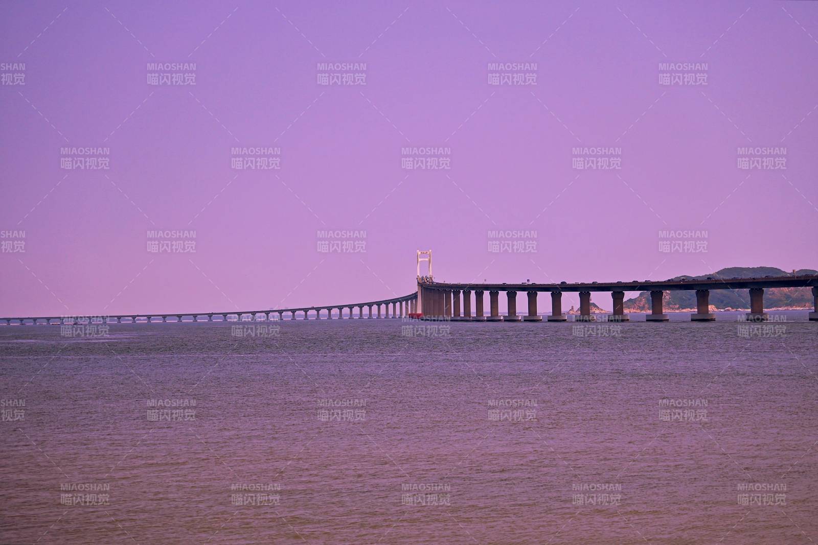 跨海南澳大桥的紫色黄昏图片