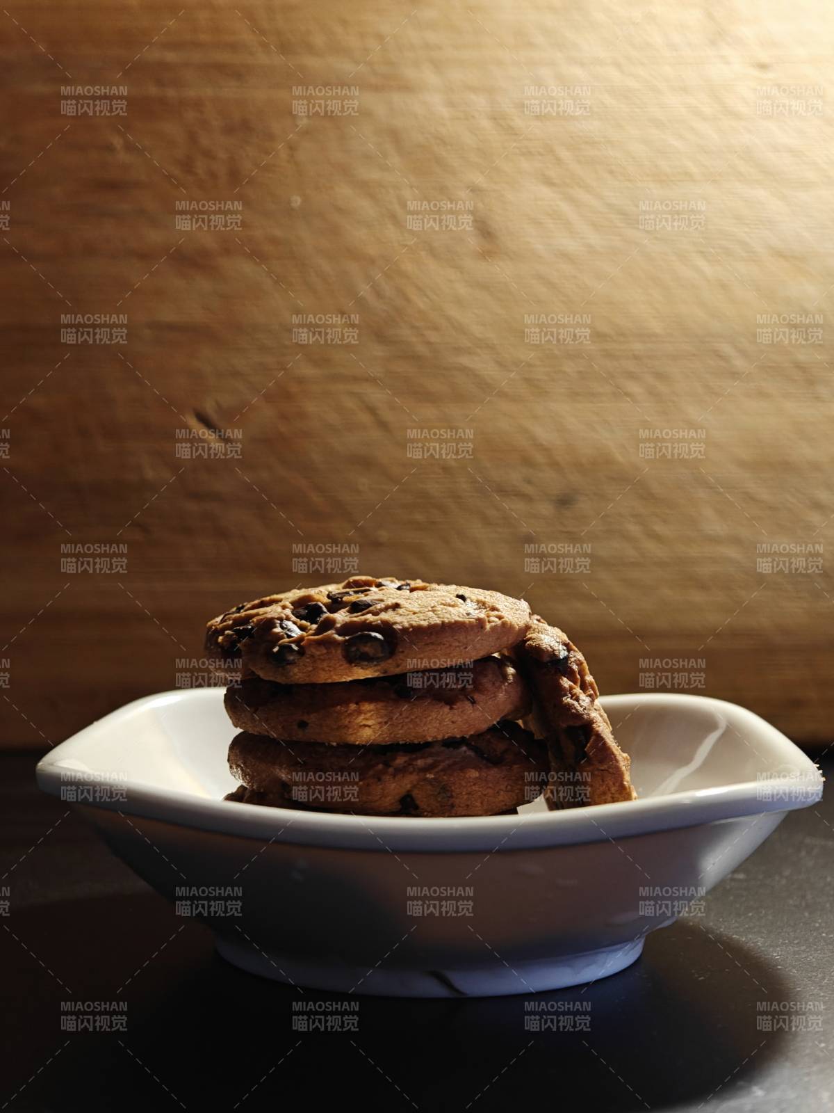 巧克力饼干叠放于碟中图片