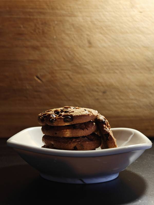 巧克力饼干叠放于碟中图片