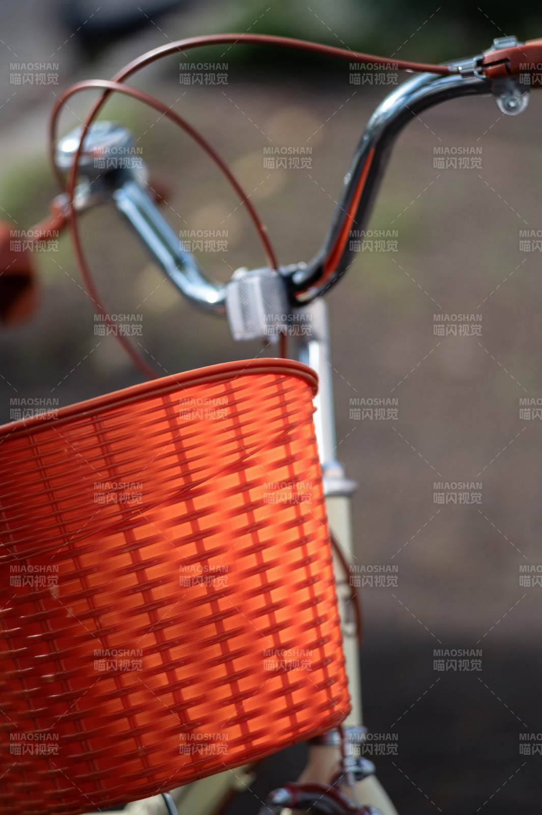 橙色编织篮的自行车细节图片