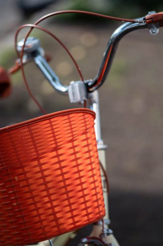橙色编织篮的自行车细节图片