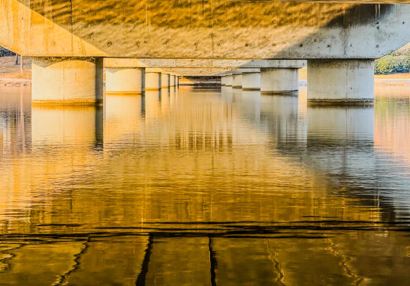 桥下倒影 金色水面图片