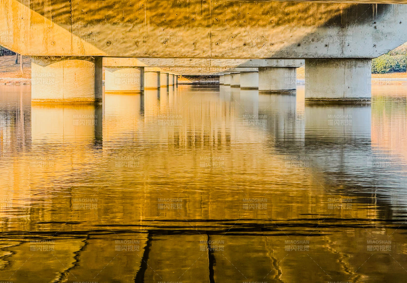 桥下倒影 金色水面图片
